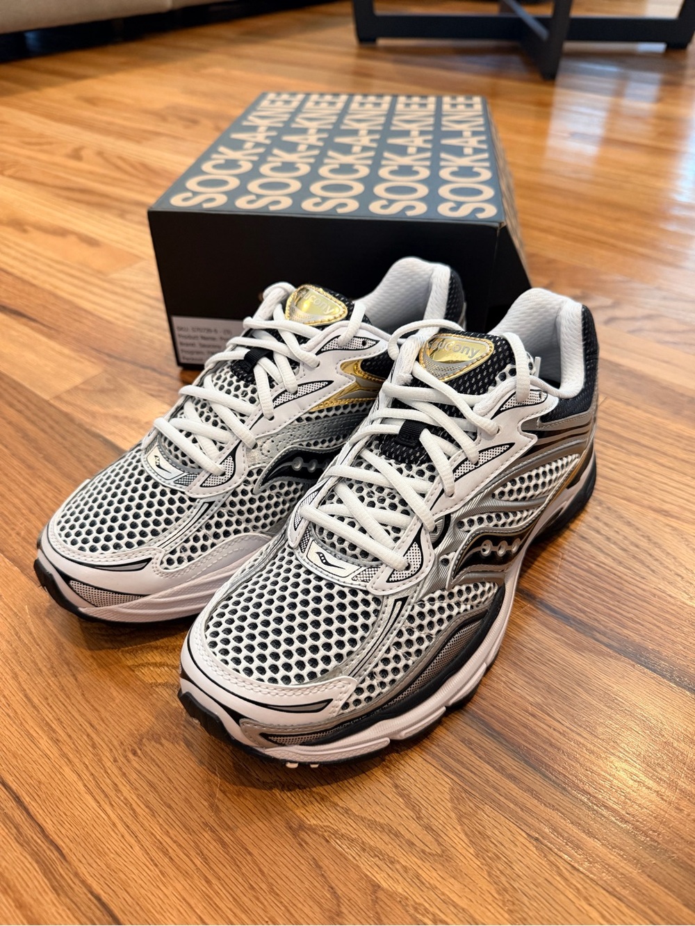 Saucony Omni 9 White Black & Gold Mesh Sneaker